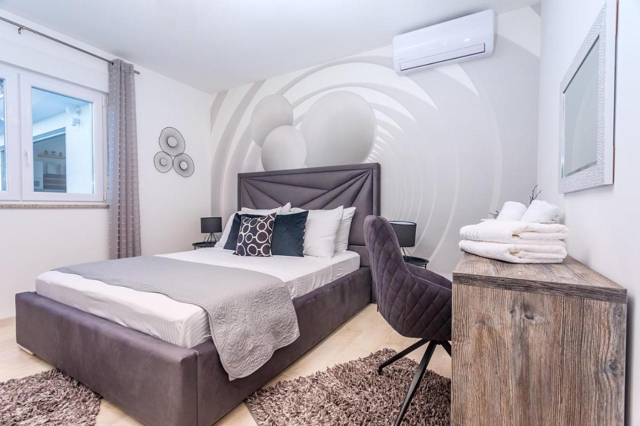 Villa Matan - Only 200M From The Sandy Beaches, Private 28M2 Pool Омиш Экстерьер фото